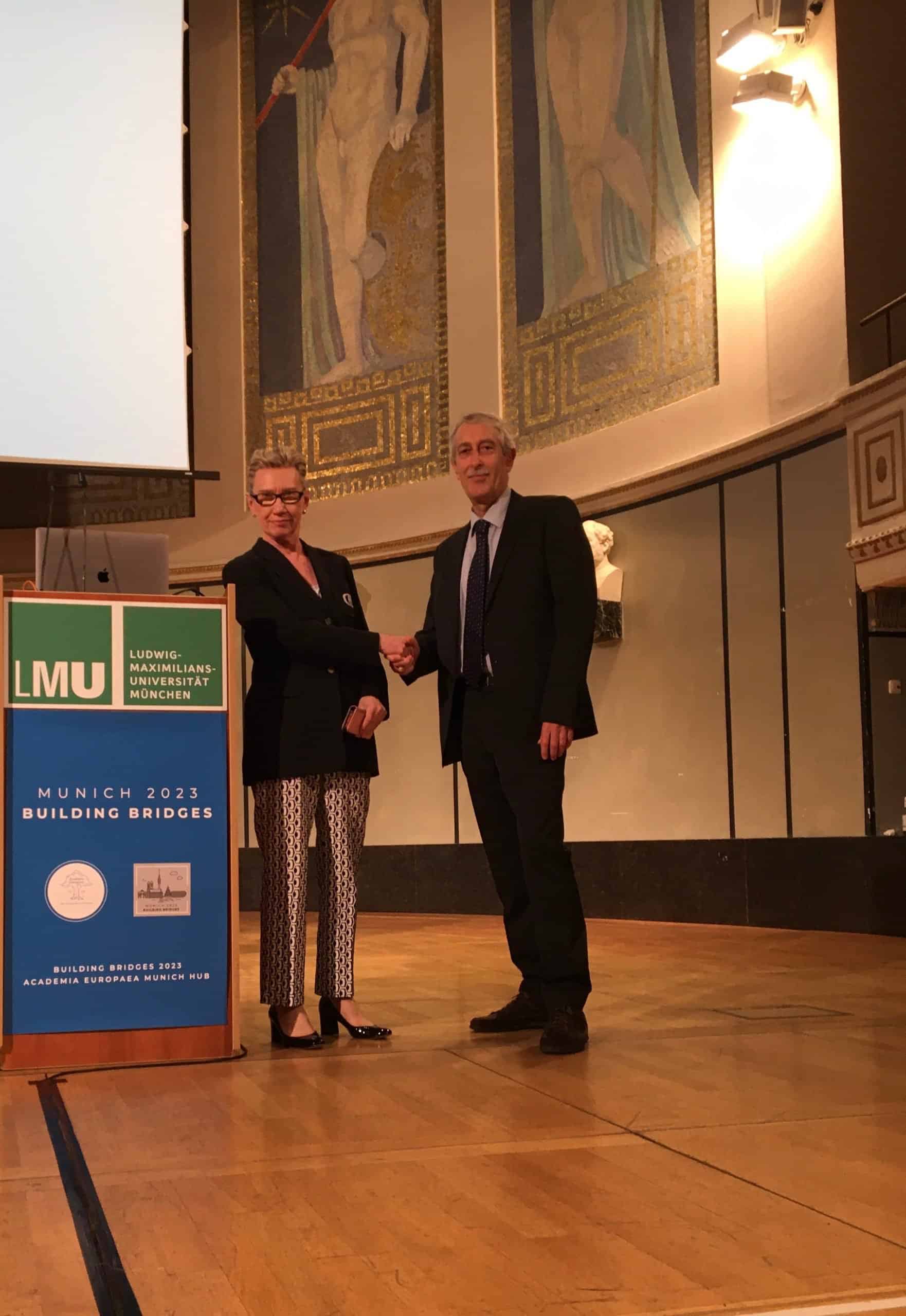 Induction ceremony of the Academy of Europe_Philippe Marcus with AE President Philippe marcus La photo montre le président de l'Academia Europaea lui serrant la main lors de la cérémonie.